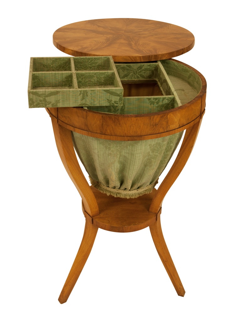 Biedermeier Nähtisch<br> um 1820 offen