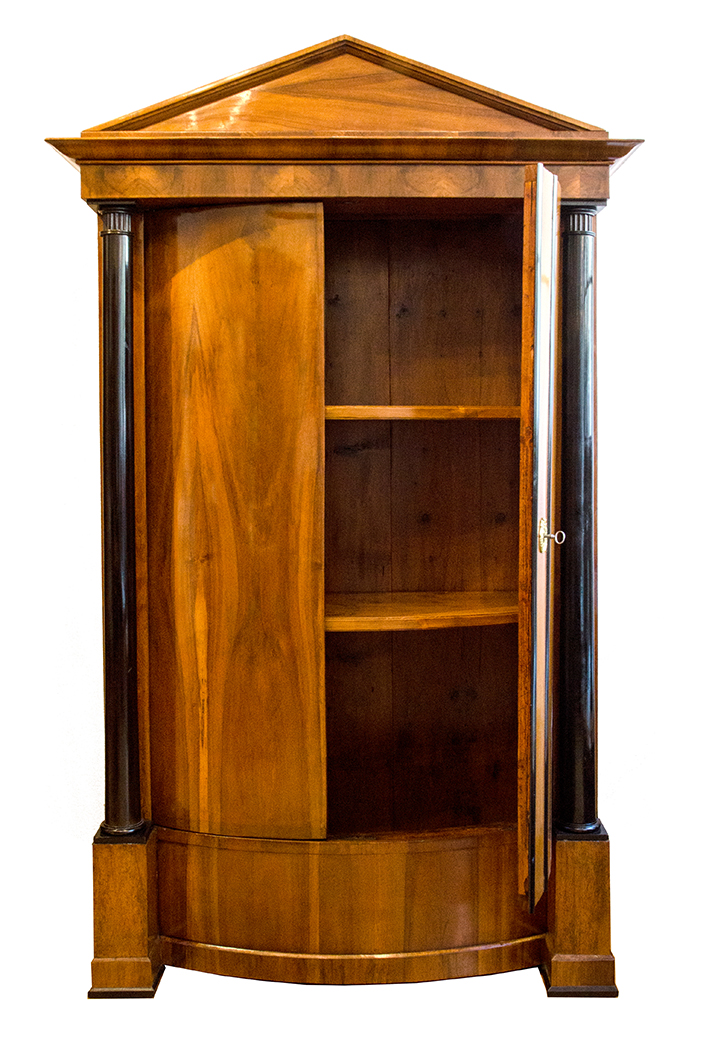 Zierlicher<br>Biedermeier Schrank offen