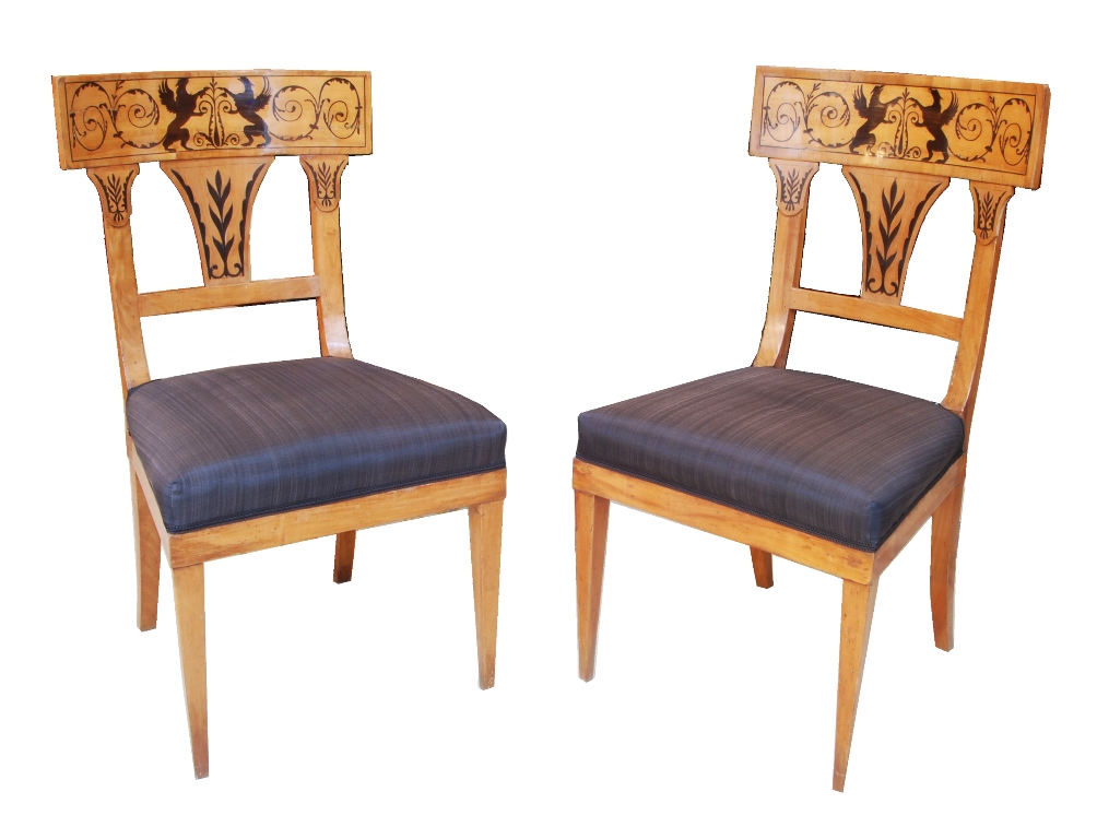 Paar musealer Stühle